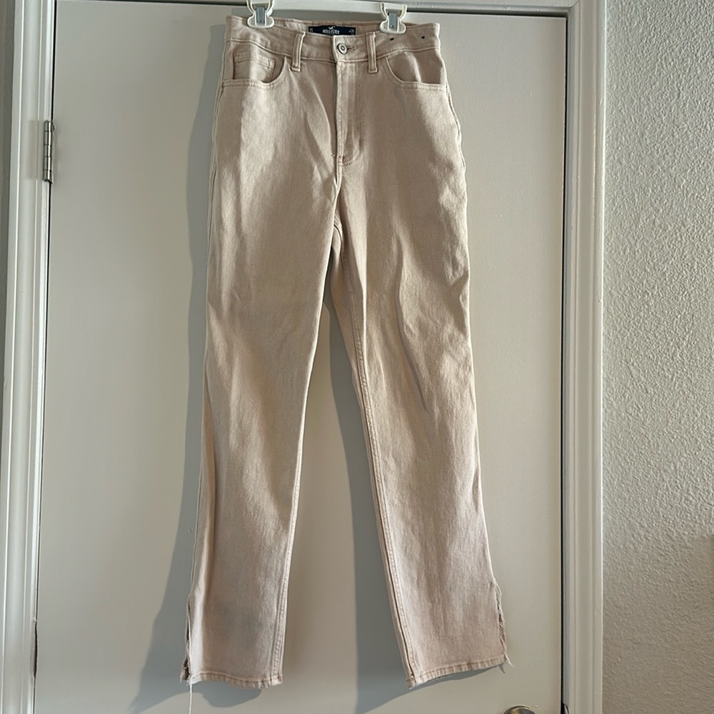 Hollister Cream/Tan Colored Ultra High Rise 90s Vintage Straight